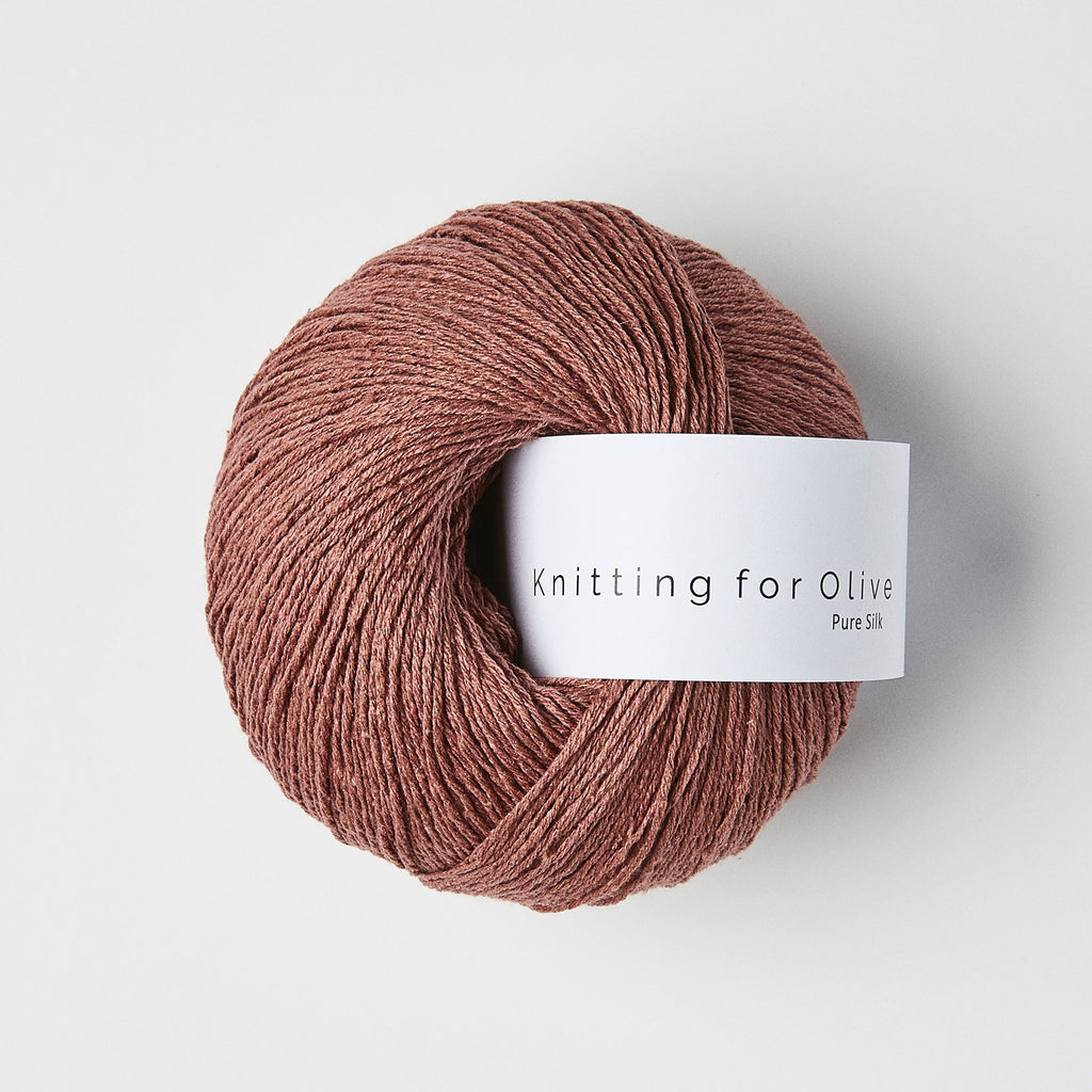 Knitting for Olive Pure Silk Blommerosa set forfra hos Garn Galore